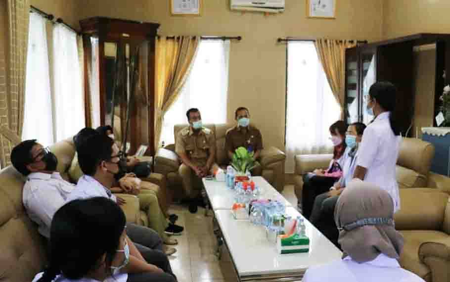 Wakil Bupati Barito Utara, Sugianto Panala Putra saat menyambut kedatangan 12 orang dokter internsip di ruang kerjanya, Senin, 1 Maret 2021.