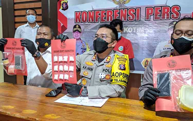 Kapolres Kotim AKBP Abdoel Harris Jakin saat menunjukan barang bukti sabu yang mereka sita dari seorang bandar