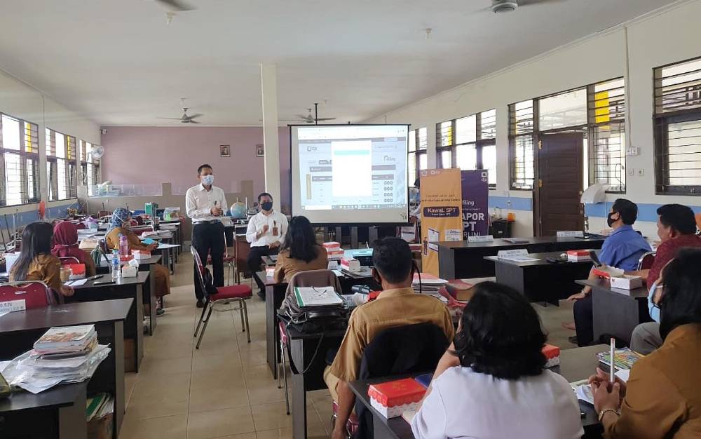 Guru SMA Negeri 1 Tamiang Layang Dilatih Isi SPT Tahunan