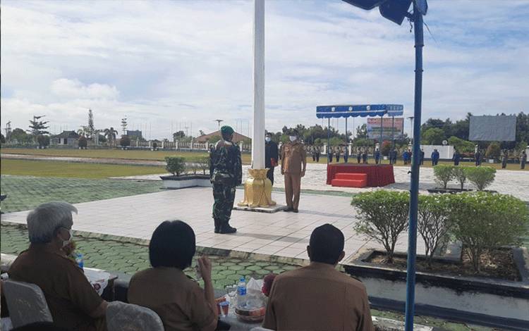Asisten I Setda Gumas Lurand memimpin Apel Kesiapsiagaan Karhutla, Selasa, 2 Maret 2021.