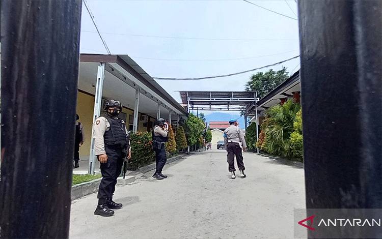 Kepolisian bersenjata lengkap berjaga saat kedua jenazah tiba di Rumah Sakit Bhayangkara Palu, Selasa (2/3/2021). FOTO ANTARA/Rangga Musabar.