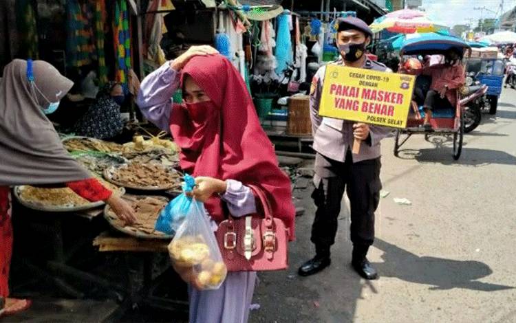 Polsek Selat Ingatkan Warga Terapkan Protokol Kesehatan di Pasar
