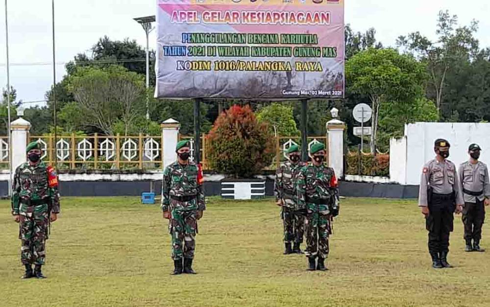 Apel gabungan Kesiapsiagaan menghadapi Bencana Karhutla di Kabupaten Gumas serius saat mengikuti jalannya upacara, Selasa, 2 Maret 2021.