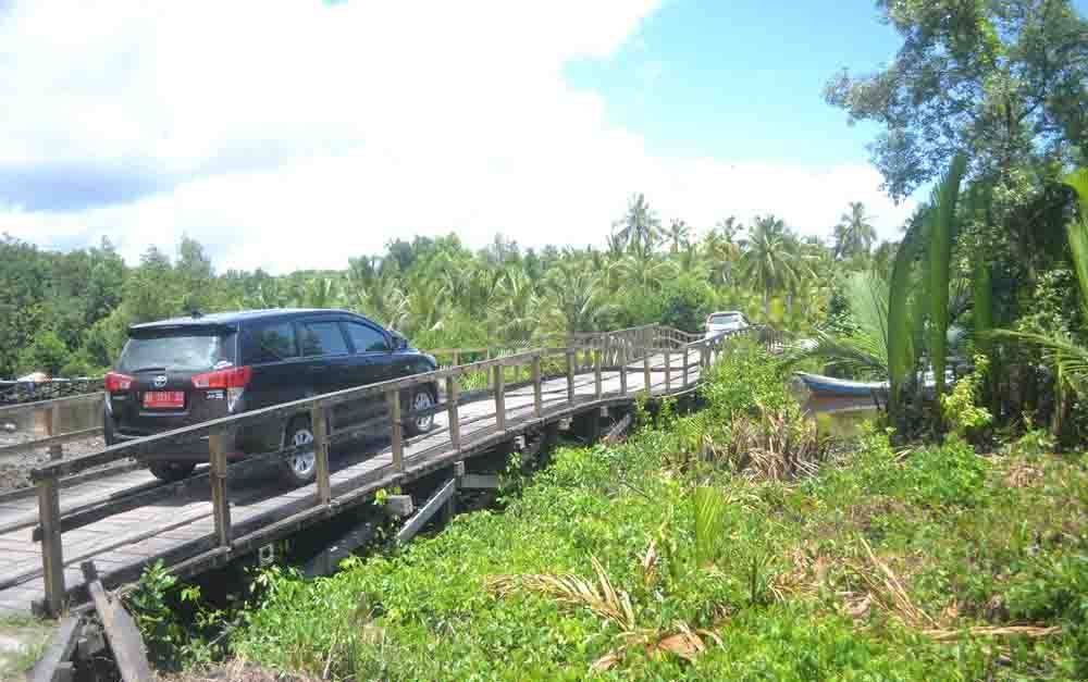 Kendaraan dinas saat melintas di Desa Cabang Barat.