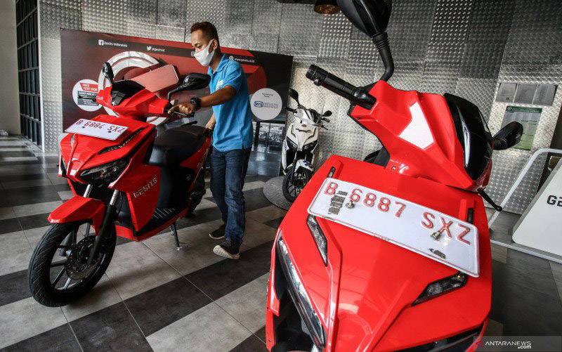 Karyawan mengecek motor listrik Gesits di kawasan Cipete, Jakarta, Jumat (2/10/2020). Bank Indonesia memberikan penurunan batasan minimum uang muka dari kisaran 5-10 persen menjadi nol persen untuk pembelian kendaraan bermotor berwawasan lingkungan. (foto : ANTARA FOTO/Rivan Awal Lingga/foc)