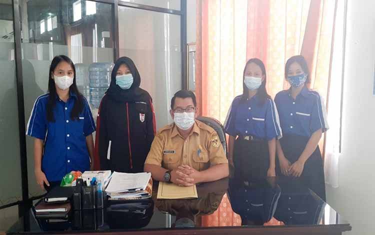 Sekretaris Diskominfosantik Kabupaten Gumas Aprianto bersama sejumlah siswi yang menjalani PKL