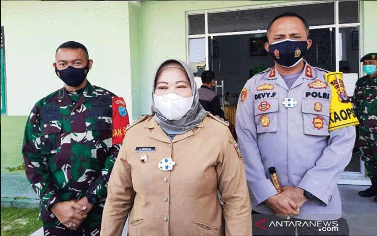 Bupati Kotawaringin Barat, Nurhidayah memberikan keterangan kepada wartawan saat menghadiri pembukaan TMMD Imbangan ke-110 di Kodim 1014/Pangkalan Bun, Selasa (2/3/2021). ANTARA/Rahmad Minarto