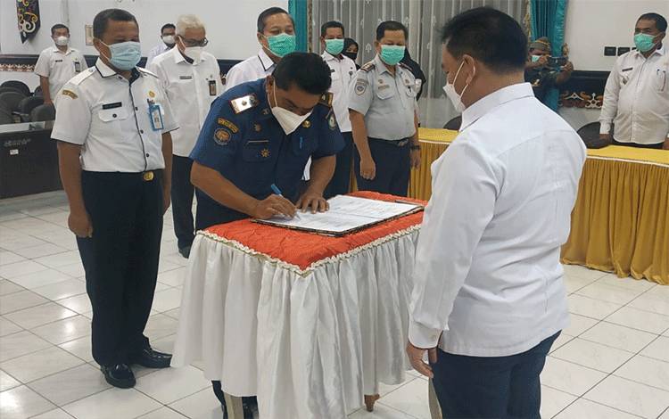 Bupati Kotim Lakukan Serah Terima Jabatan 4 Kepala Dinas dan 1 Camat, Ada Kejutan-kejutan