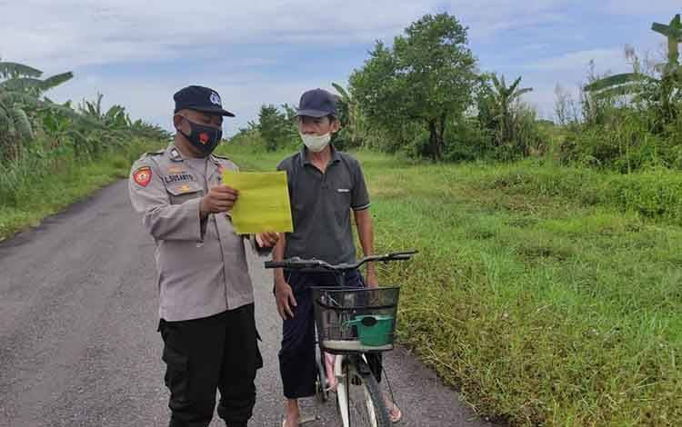 Personel Polsek Seruyan Hilir saat menyosialisasikan pencegahan karhutla kepada warga.