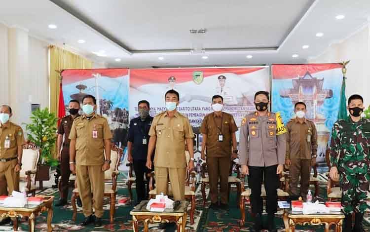 Jajaran FKPD Barito Utara saat mengikuti rapat koordinasi penanganan karhutla tingkat Provinsi Kalteng secara virtual.