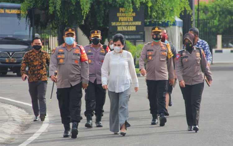 Anggota Komisi III DPR RI Perwakilan Provinsi Kalteng, Ary Egahni Ben Bahat disambut Kapolresta Palangka Raya Kombes Dwi Tunggal Jaladri dalam kunjungan kerja