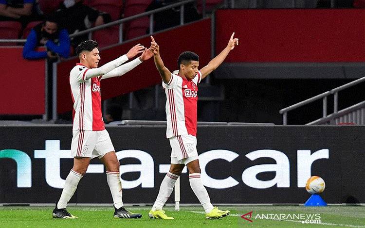 Penyerang Ajax David Neres (kanan) melakukan selebrasi bersama Edson Martinez seusai mencetak gol ke gawang Heerenveen dalam laga semifinal Piala KNVB di Stadion Abe Lenstra, Heerenveen, Belanda, Rabu (3/3/2021) waktu setempat. (ANTARA/AFP/John Thys)