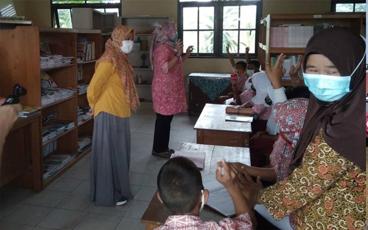 Perpustakaan Keliling Kota Palangka Raya Sambangi SDN-2 Marang Sosialisasikan Pembudayaan Gemar Membaca
