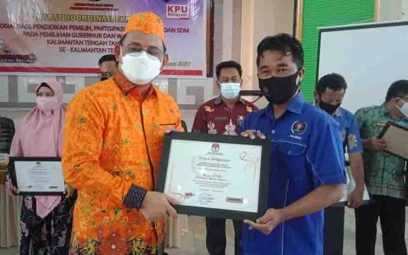 PWI Barito Selatan Terima Penghargaan Dari KPU Kalimantan Tengah