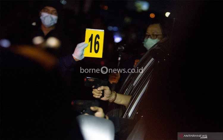 Sejumlah anggota tim penyidik Bareskrim Polri memperagakan adegan saat rekonstruksi kasus penembakan enam anggota laskar Front Pembela Islam (FPI) di Karawang, Jawa Barat, di tol Jakarta - Cikampek KM 50