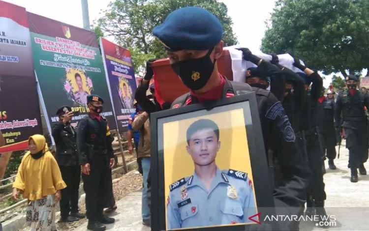 Tangis Keluarga Almarhum Briptu Herlis Pecah saat Jenazah Tiba