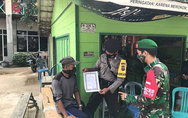 Babinsa Koramil Benangin dan Polsek Bersinergi Gelar Operasi Protokol Kesehatan