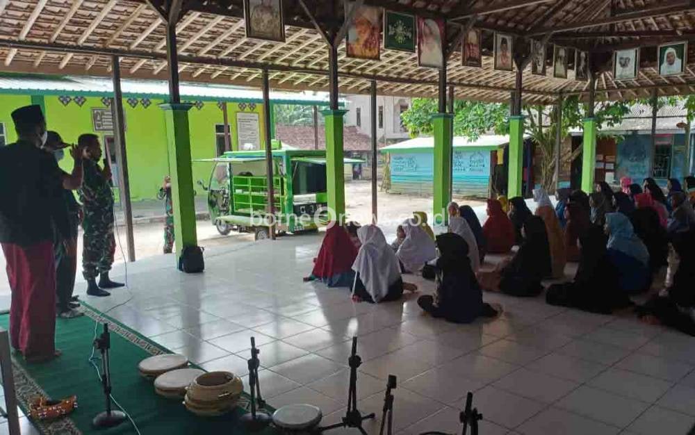 Personel Kodim 1014 Pangkalan Bun Bawa Sambangi Ponpes Miftahul Hidayah Tumbuhkan Minat Baca