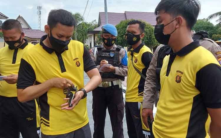 Kapolres Seruyan, AKBP Bayu Wicaksono saat mengecek senpi yang digunakan personel, Jumat, 5 Maret 2021.