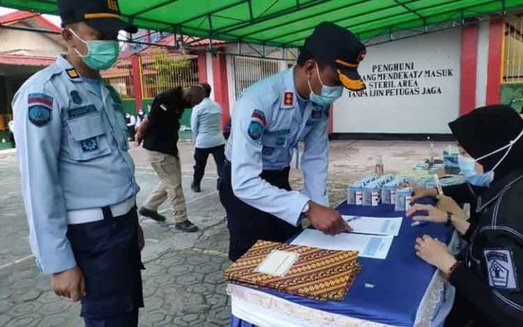Kalapas Sampit dan Pegawai Jalani Tes Urine