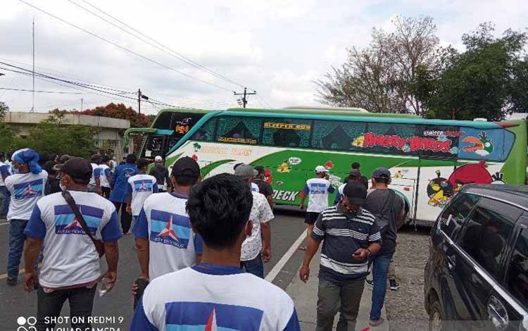 Massa pendukung KLB Demokrat memaksa bus yang membawa massa penentang KLB untuk berputar arah
