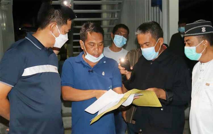 Bupati Barito Utara Tinjau Penerangan dan Lampu Hias Jembatan Penyeberangan Muara Teweh@ Jingah