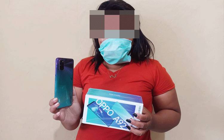 Tersangka Susanti beserta barang bukti saat diamankan di Polsek Gunung Timang