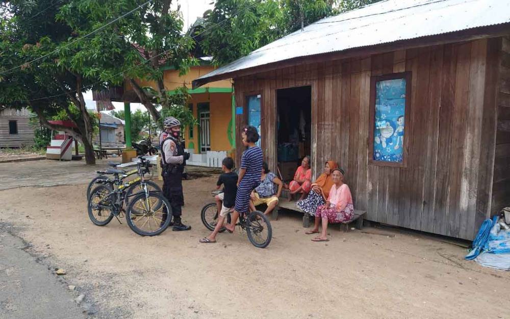 Personel Sabhara Polres Seruyan Tebar Pesona Sambil Patroli, Polwan Bagikan Sembako