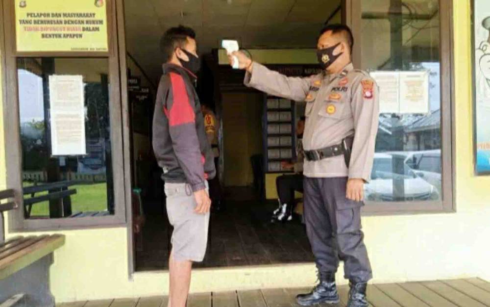 Polsek Kapuas Murung Terapkan Protokol Kesehatan Layani Warga