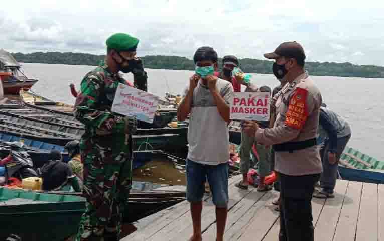 Maksimalkan Fungsi Posko PPKM Mikro, Koramil 1014-02 Kumai Rutin Bagikan Masker Gratis