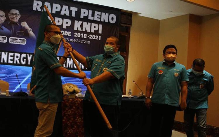Wakil Ketua Umum DPP KNPI, Ahmad Andi Bahri (dua kiri), menyerahkan bendera pataka KNPI kepada Mustahuddin (kiri), disaksikan Sekretaris Jenderal, Jackson Aw Kumaat (dua kanan), A Hehanusa (kanan) seusai rapat Rapat Pleno DPP KNPI Periode 2018-2021 di Jakarta, Sabtu (7/3/2021). (ANTARA/Humas DPP KNPI).