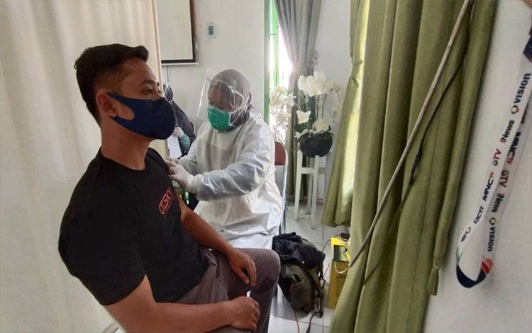 Anggota PWI Kobar Dapatkan Vaksinasi Covid-19 di Puskesmas Pelingkau