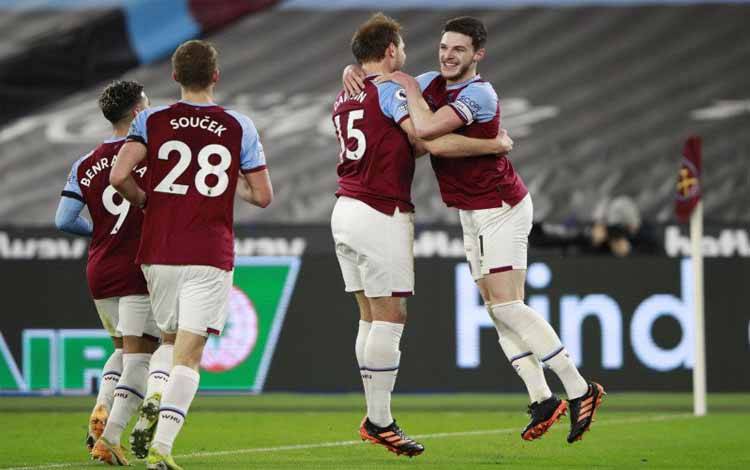 Pemain West Ham United Craig Dawson merayakan gol kedua timnya bersama Declan Rice ketika mereka menang 2-0 melawan Leeds United di Stadion London, Inggris, 8 Maret 2021