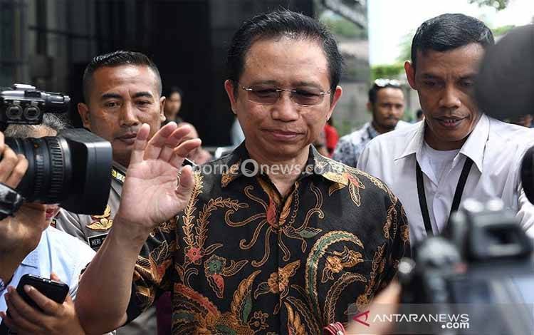 Mantan Ketua DPR Marzuki Alie (tengah) meninggalkan gedung KPK usai diperiksa di Jakarta, Senin (8/1). Marzuki Alie diperiksa sebagai saksi terkait kasus korupsi pengadaan KTP Elektronik dengan tersangka Anang Sugiana Sudiharjo