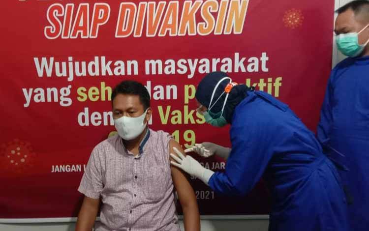 Ketua PWI Seruyan, M Yadi saat menjalani vaksinasi Covid-19