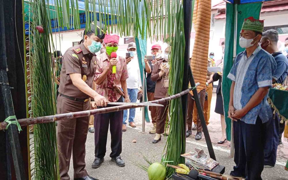 Penyambutan Kajari Barito Timur, Daniel Pananangan dengan prosesi natas banyang.