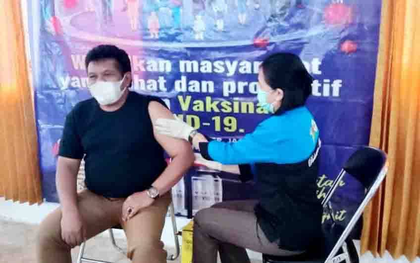 ASN Disnakertranskop dan UKM Barito Utara Jalani Vaksinasi Covid-19