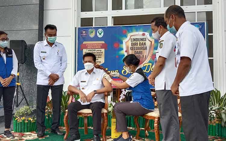 Bupati Barito Utara dan Keluarga Jalani Vaksin Covid-19