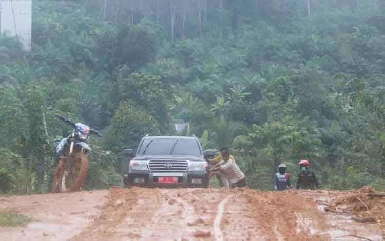 Bupati Barito Utara Tinjau Jalan Menuju Desa Sabuh