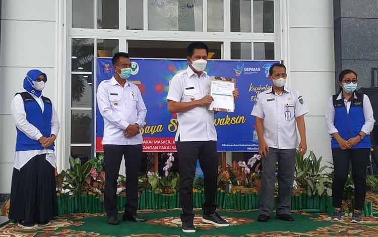 Bupati dan Wakil Bupati Barito Utara Baru Bisa Divaksin, ini Sebabnya