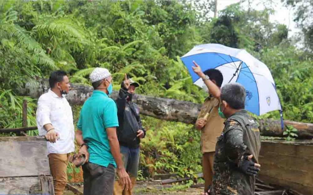 Bupati Barito Utara Harapkan Jembatan Desa Sabuh Selesai Saat Idul Adha