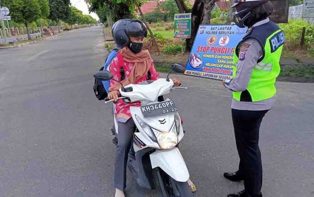 Polwan Polres Seruyan Turun ke Jalan Sosialisasi Pencegahan Pungli