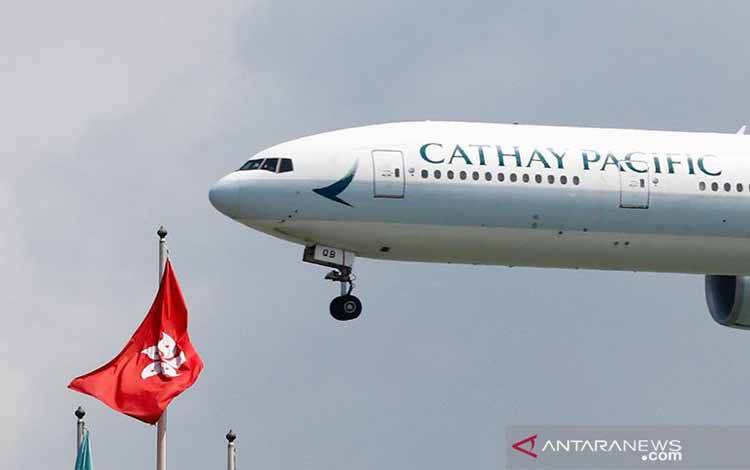 Pesawat Cathay Pacific Boeing 777-300ER mendarat di bandara Hong Kong, China (14/8/2019)