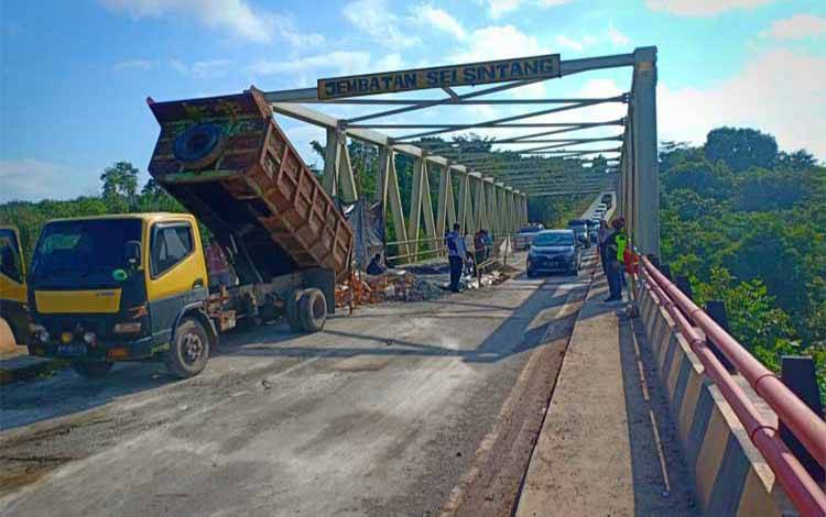 Pengecoran Lantai Tahap II, Jembatan Sintang Km 32 Kembali Ditutup Sementara Saat Malam Hari