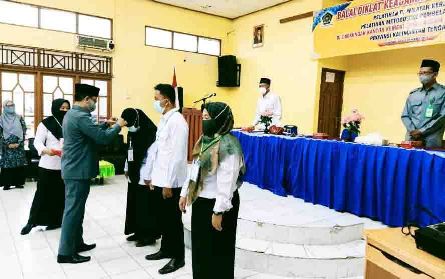 Kepala Kantor Kementerian Agama Kabupaten Barito Utara HM Yusi Abdhian melepas tanda peserta diklat peserta PDWK Pelatihan Metodologi Pembelajaran bagi guru madrasah.