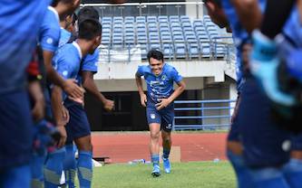 Ferdinand Sinaga disambut para pemain Persib Bandung untuk latihan bersama di Stadion Gelora Bandung Lautan Api (GBLA), Bandung, Kamis (11/3/2021). (foto : HO/Persib.co.id)