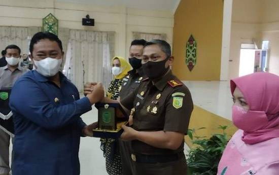 Bupati Pulang Pisau, Edy Pratowo menyerahkan cinderamata saat kenal pamit Kajari Pulpis.