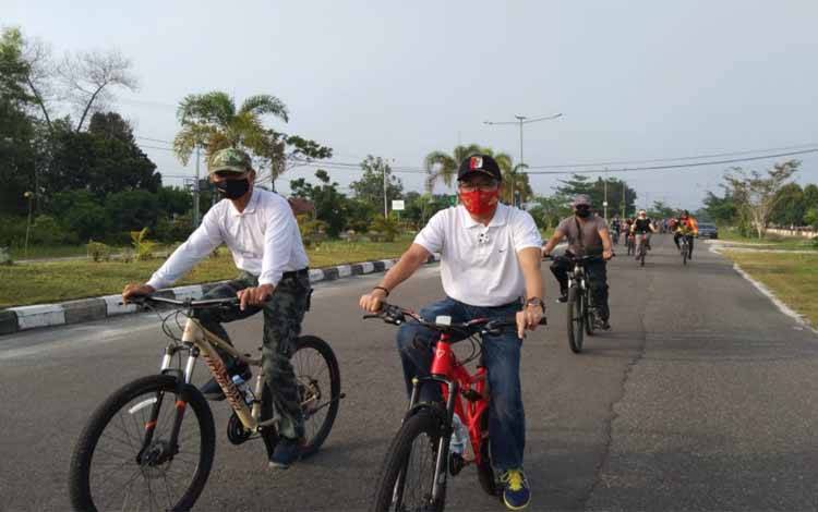 Bupati Katingan dan ASN Gowes Keliling Kasongan