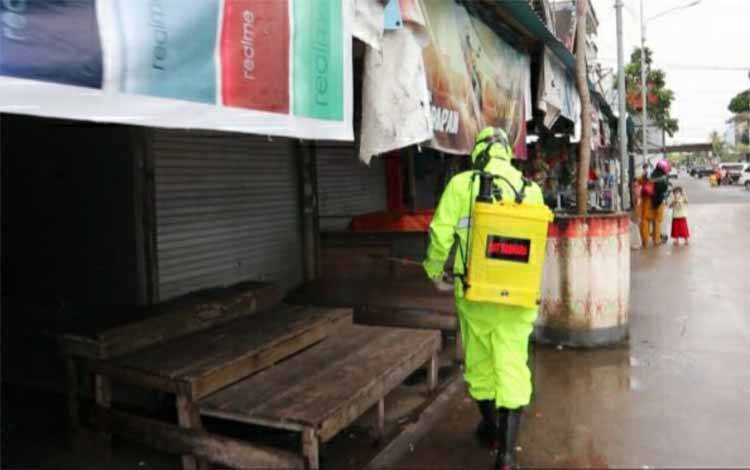 Satsabhara Polres Kapuas Rutin Lakukan Penyemprotan Disenfektan di Tempat Umum