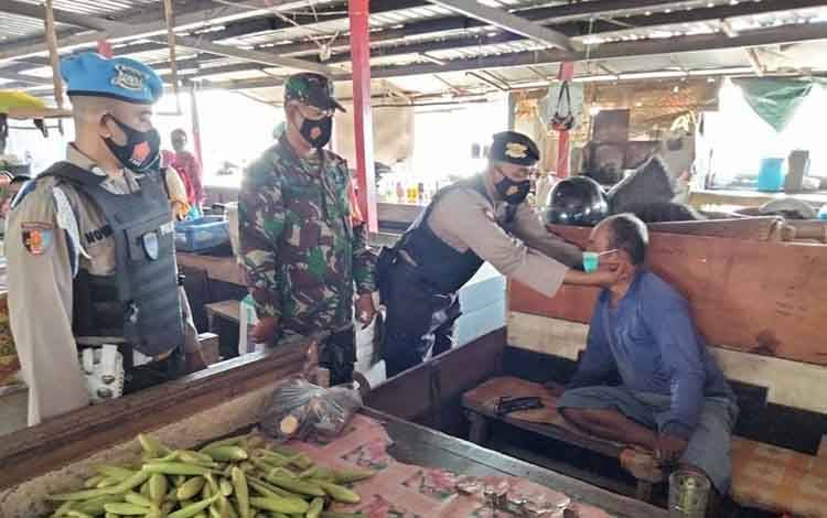 Pedagang Pasar Kuala Pembuang Diingatkan Patuh Gunakan Masker